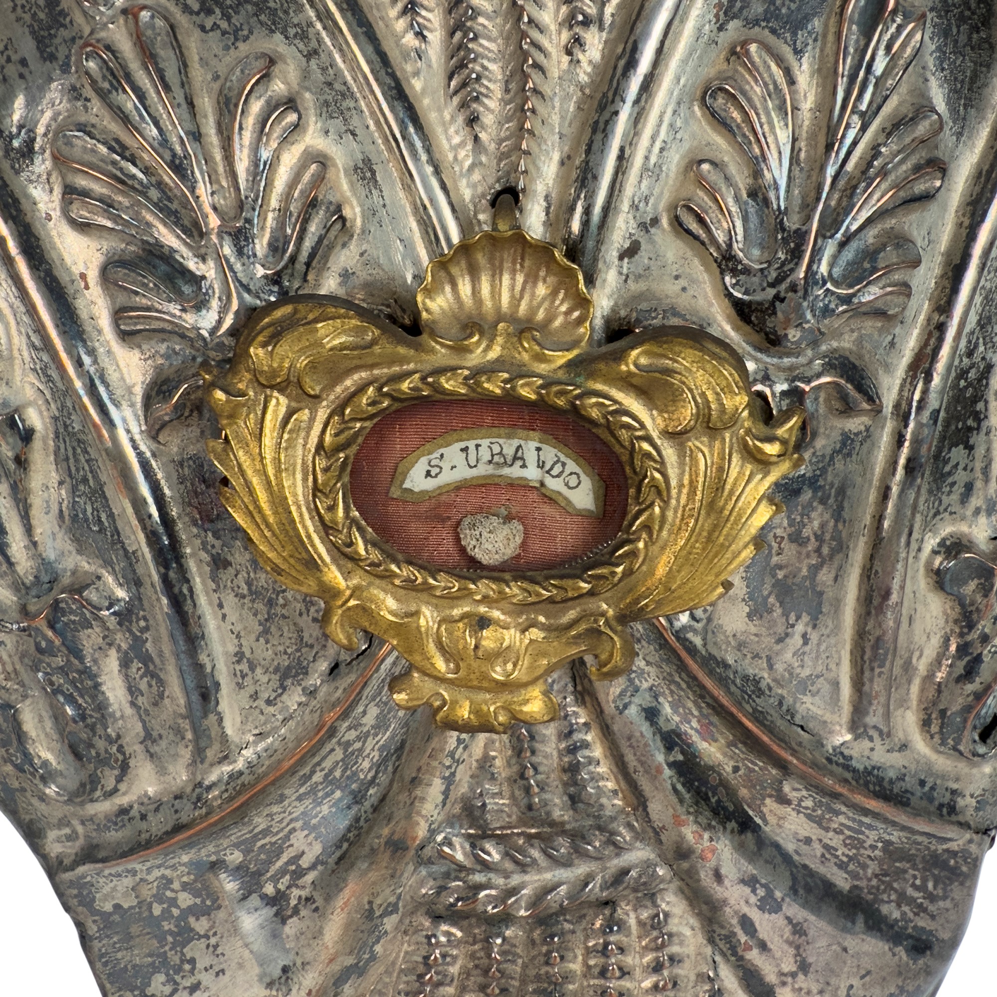 Coppia di reliquari in legno rivestito in rame argentato e sbalzato, XVIII secolo