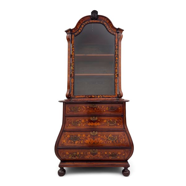 Mobile-vetrina di noce a due corpi, Olanda, XVIII secolo