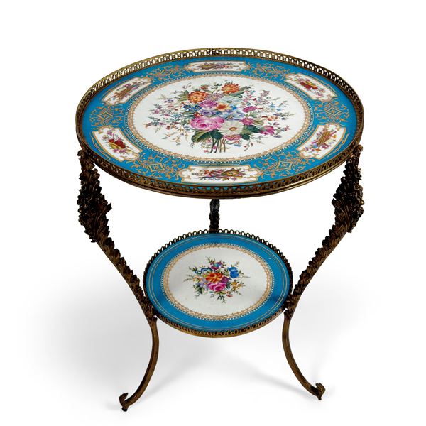 Gueridon in bronzo dorato e cesellato con piano e sottopiano circolare in porcellana, Sèvres