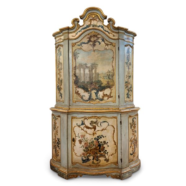 Raro mobile a due corpi in legno laccato azzurro, bianco e dipinto, Venezia, XVIII secolo