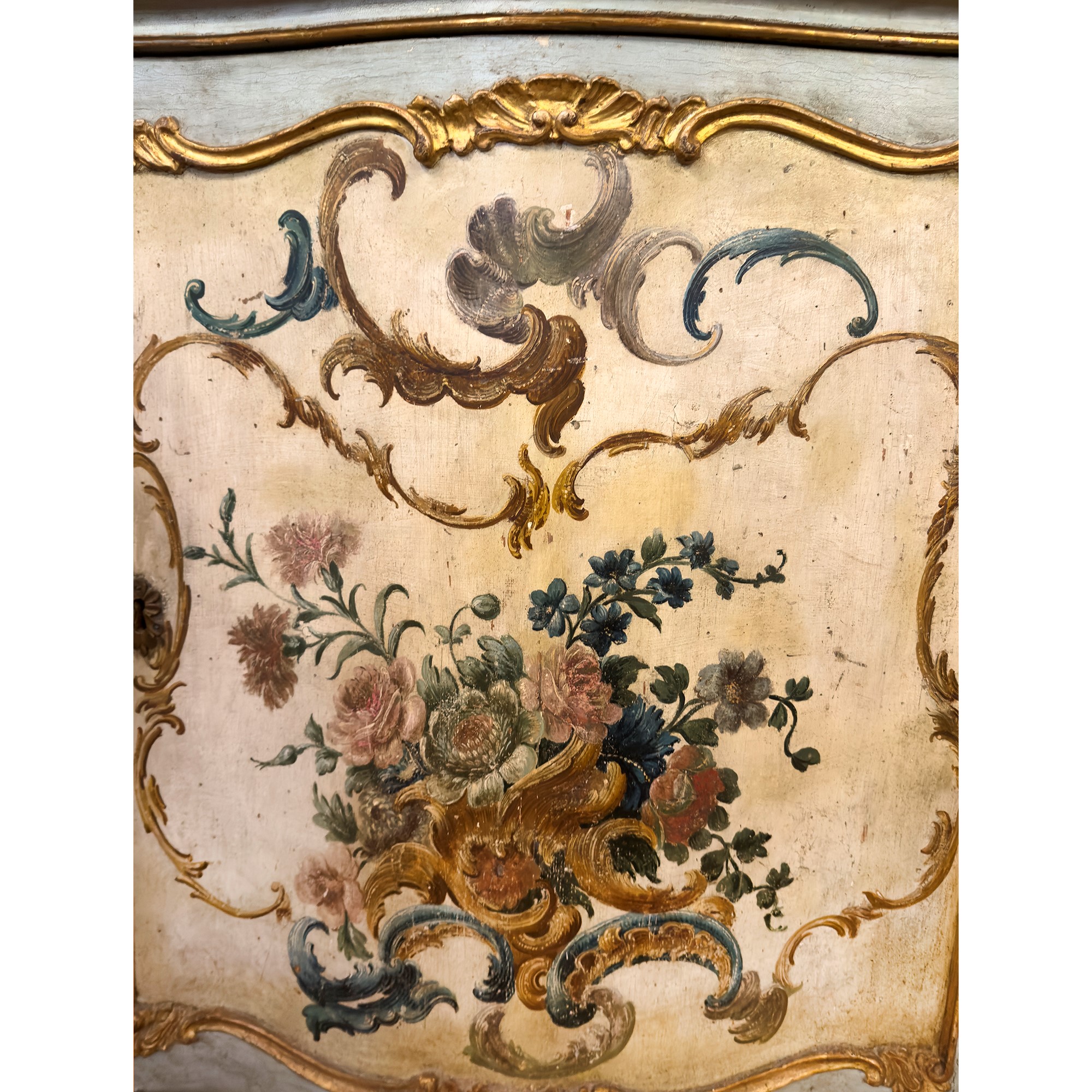 Raro Mobile a Due Corpi in Legno Laccato Azzurro, Bianco e Dipinto, Venezia, XVIII Secolo