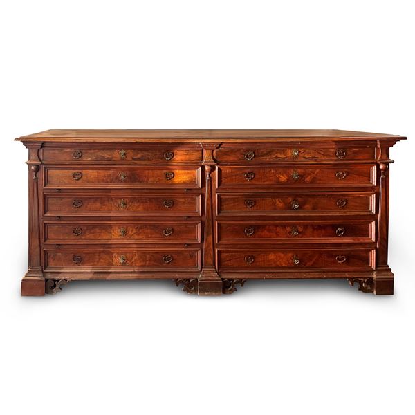 Imponente bancone da sacrestia di noce, Umbria, seconda metà del XVIII secolo