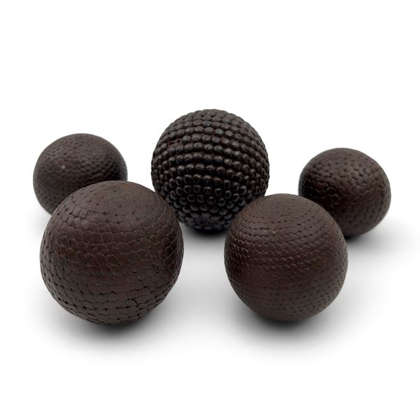 Collezione di cinque sfere in metallo patinato