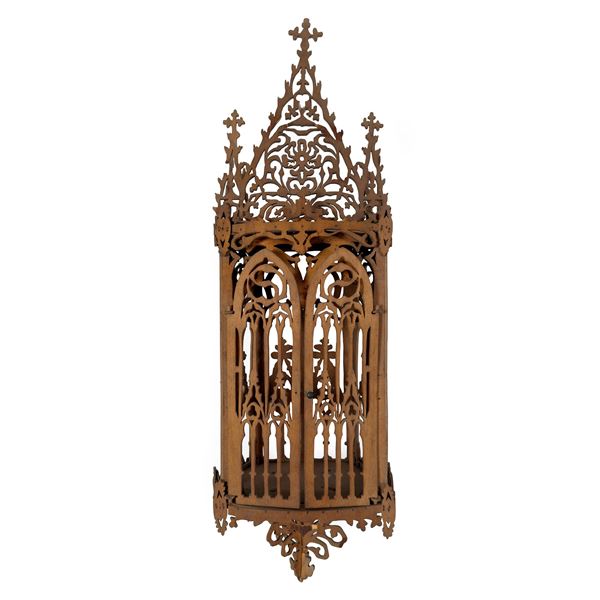 Teca pensile a edicola in bois naturel, Manifattura sorrentina, XIX secolo