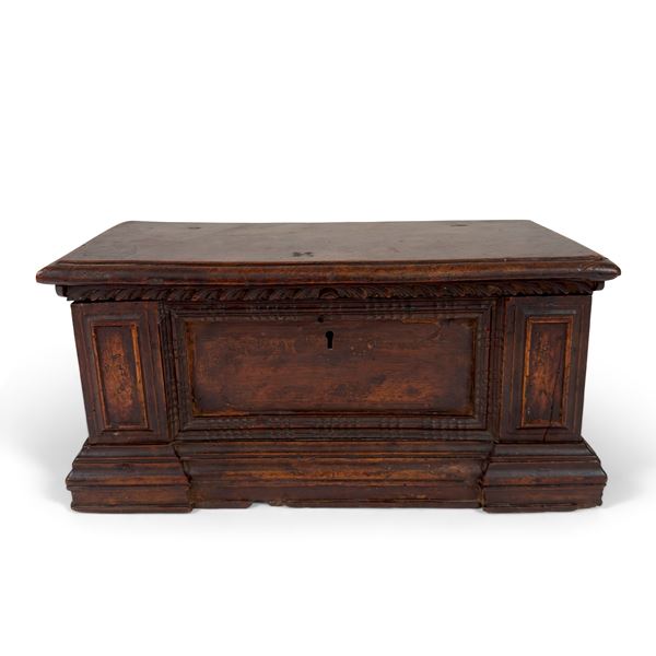 Modellino di cassone in noce, XVII secolo