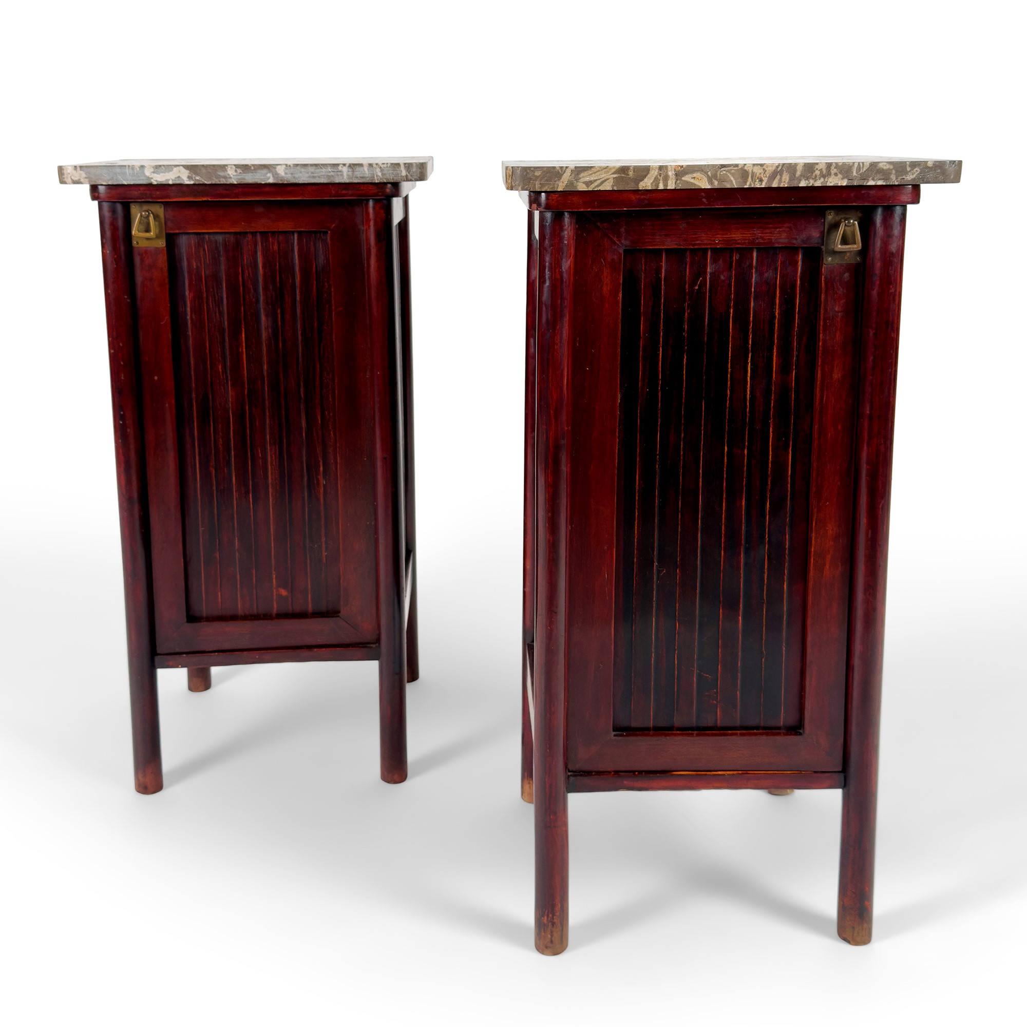 Armadio e coppia di comodini in faggio tinto mogano, Thonet