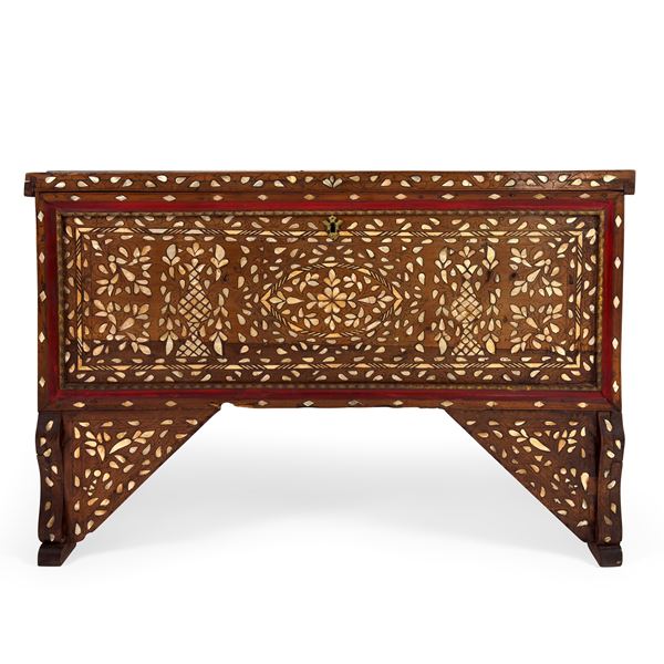 Cassapanca di noce, Arte mediorientale (Siria?), XIX secolo