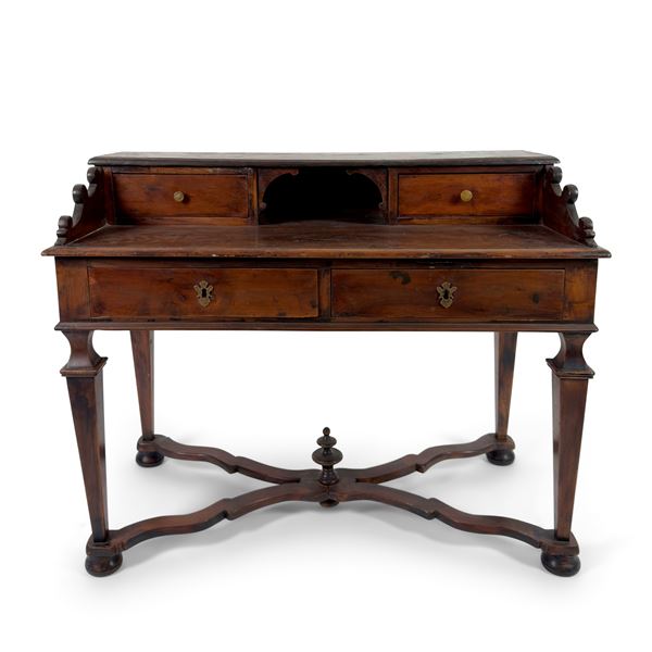 Scrivania San Filippo di noce, XVIII secolo