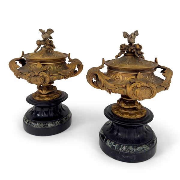 Coppia di vasi con coperchio in bronzo dorato e in parte argentato, XIX secolo