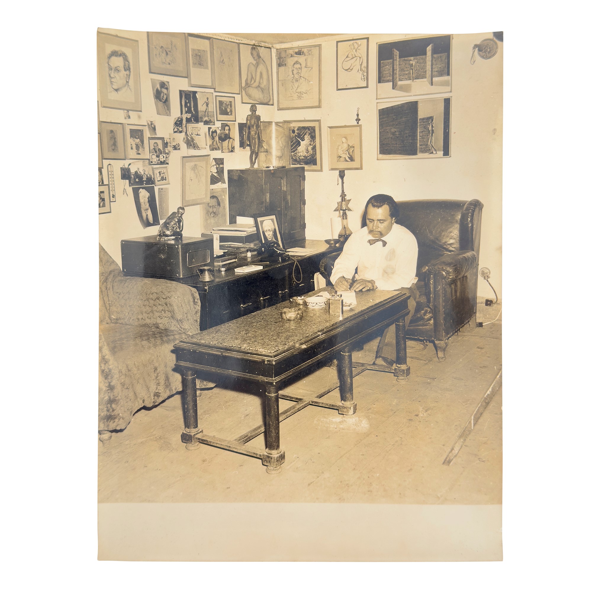 Due ritratti di Assen Peikov UNITI a tre fotografie