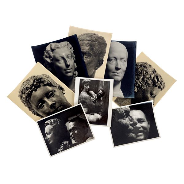 Cartella contenente 21 fotografie di opere di Assen Peikov