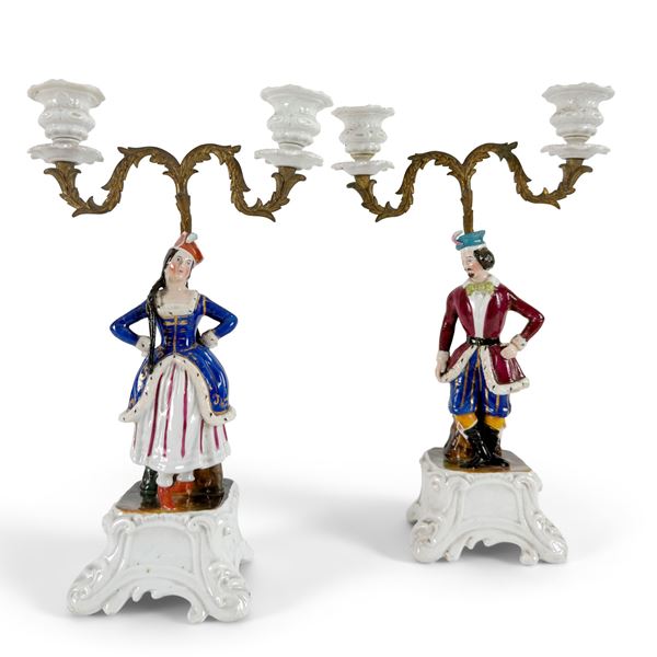 Coppia di doppieri in porcellana bianca e policroma, XIX secolo