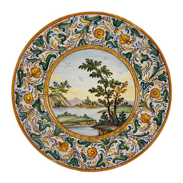 Grande piatto in maiolica bianca e policroma, Castelli