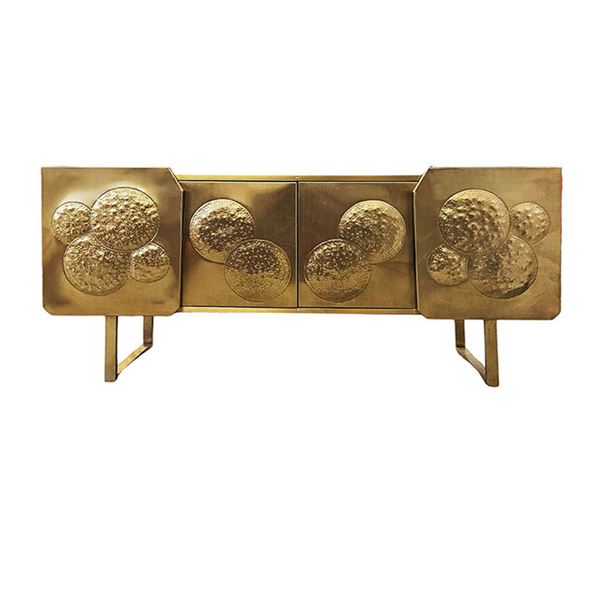 Credenza in legno con fronte a quattro ante rivestite in metallo dorato