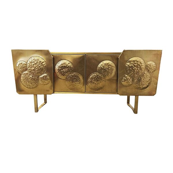 Credenza in legno con fronte a quattro ante rivestite in metallo dorato