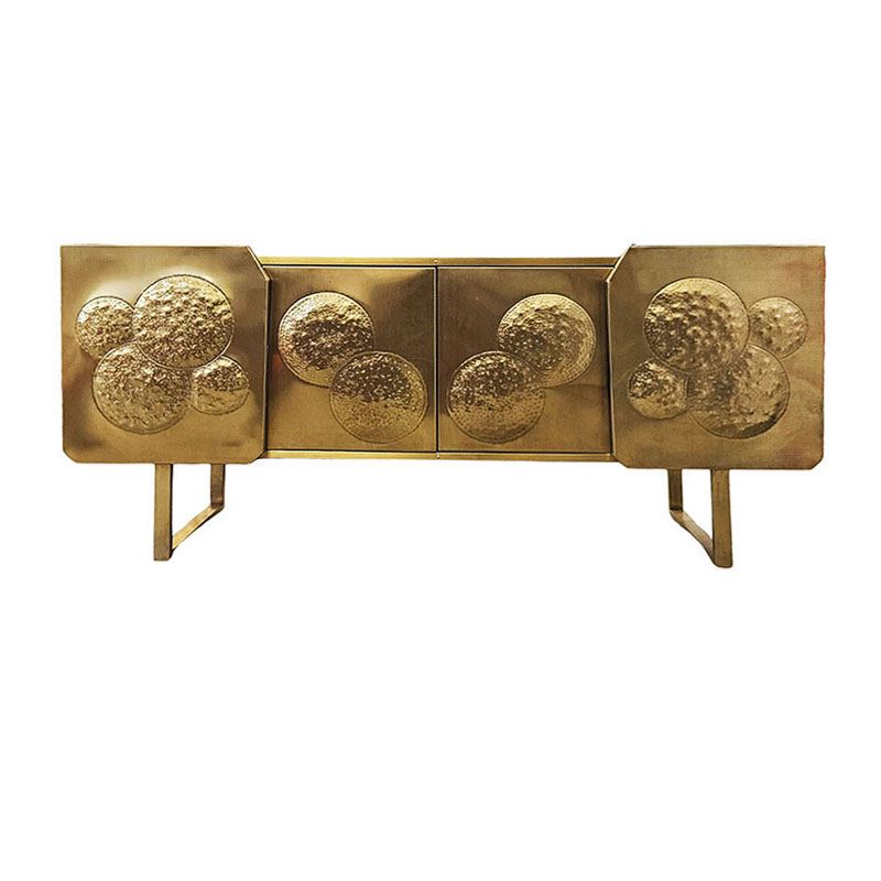 Credenza in legno con fronte a quattro ante rivestite in metallo dorato