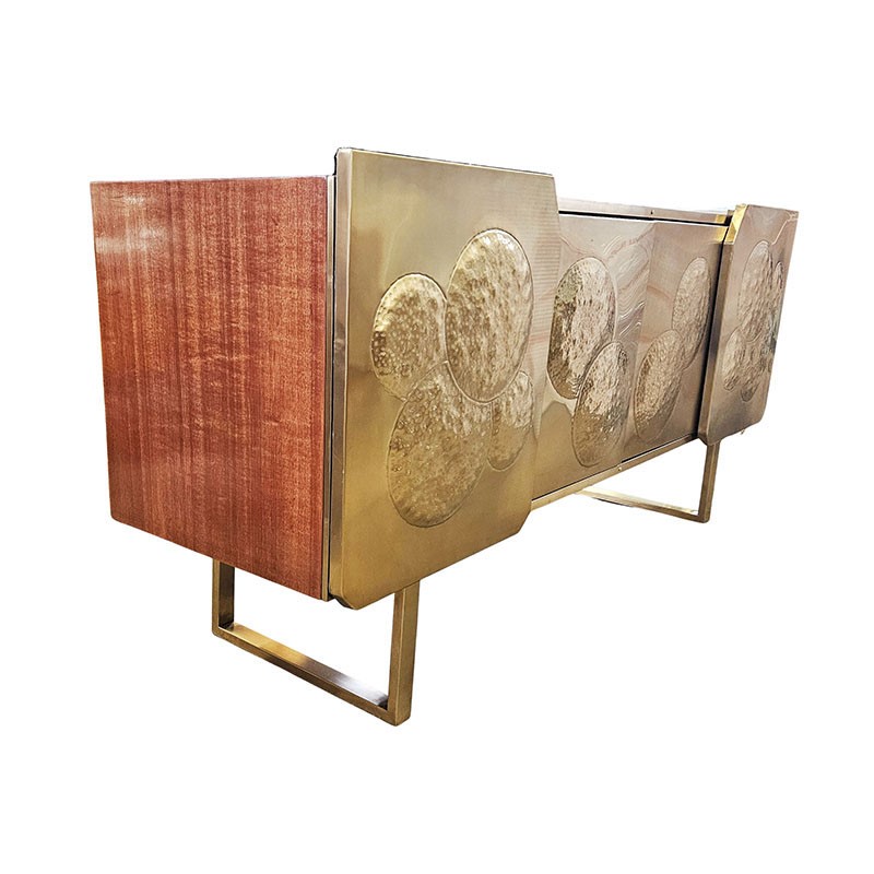 Credenza in legno con fronte a quattro ante rivestite in metallo dorato