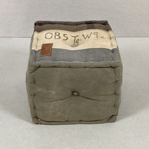 Pouf di forma cubica