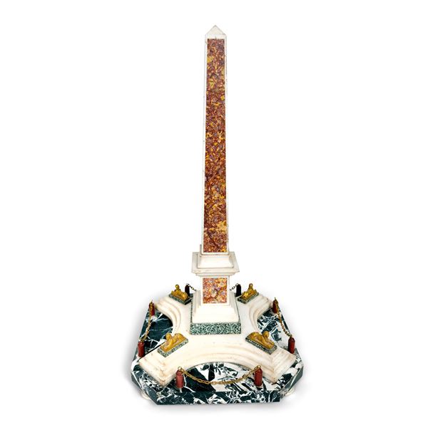 Modello di obelisco in marmo bianco, broccatello di Spagna e bianco e nero d'Aquitania