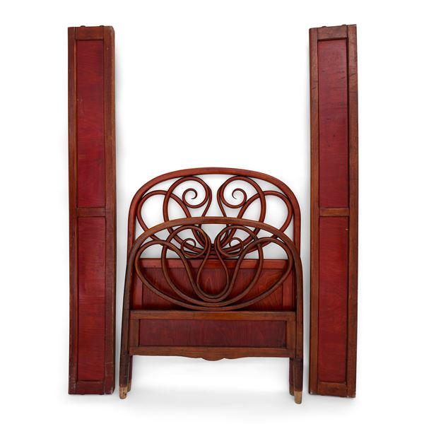 Letto singolo in faggio curvato a fuoco tinto mogano nello stile Thonet