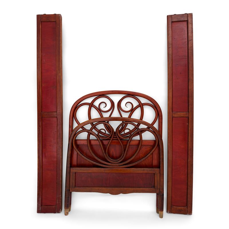 Letto singolo in faggio curvato a fuoco tinto mogano nello stile Thonet