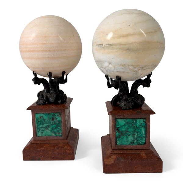 Coppia di alzate formate da una sfera di onice