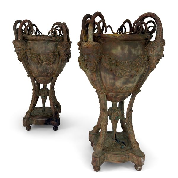 Coppia di crateri in bronzo patinato