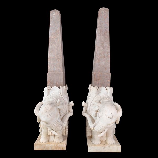 Coppia di elefanti bardati in marmo bianco