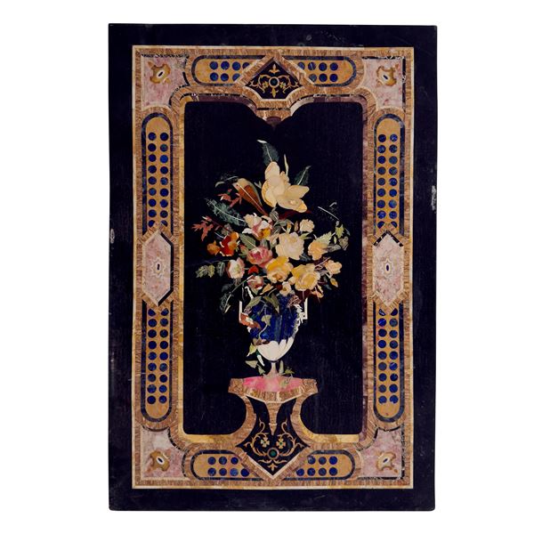 Placca rettangolare in marmo nero intarsiata in marmi policromi e pietre dure