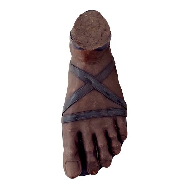 Grande piede calzato in bronzo patinato