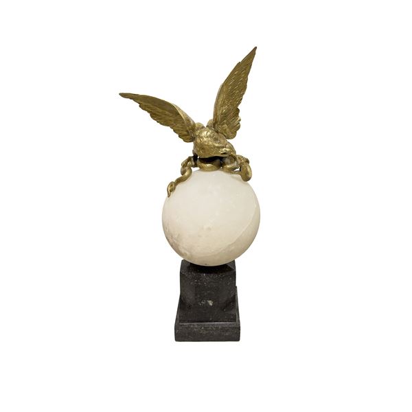 Alzata formata da una sfera in alabastro poggiante su base in marmo nero