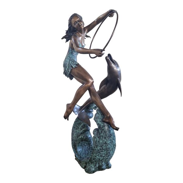 Fontana in bronzo patinato raffigurante una bimba che gioca con un delfino