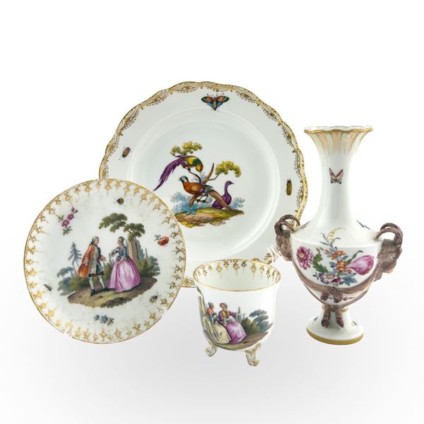 Tazza con piatto in porcellana bianca e policroma, Berlino, XIX secolo