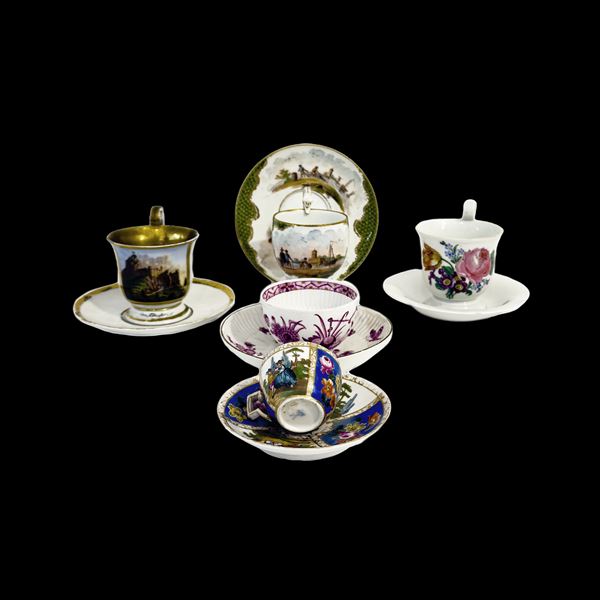 Cinque tazze con relativo piatto in porcellana bianca, policroma e dorata, Meissen, epoche diverse