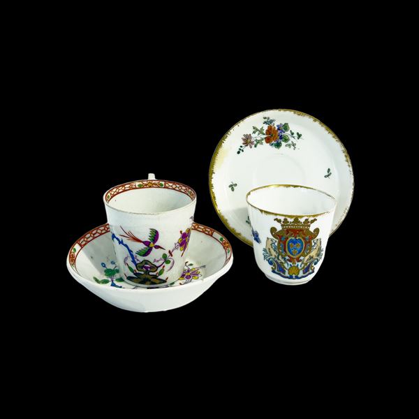Due tazze con relativo piatto in porcellana bianca, policroma e dorata, pseudo Meissen
