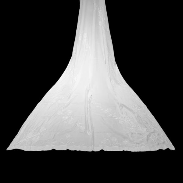 Tovaglia in lino bianco con ricami floreali di gigli e lilium