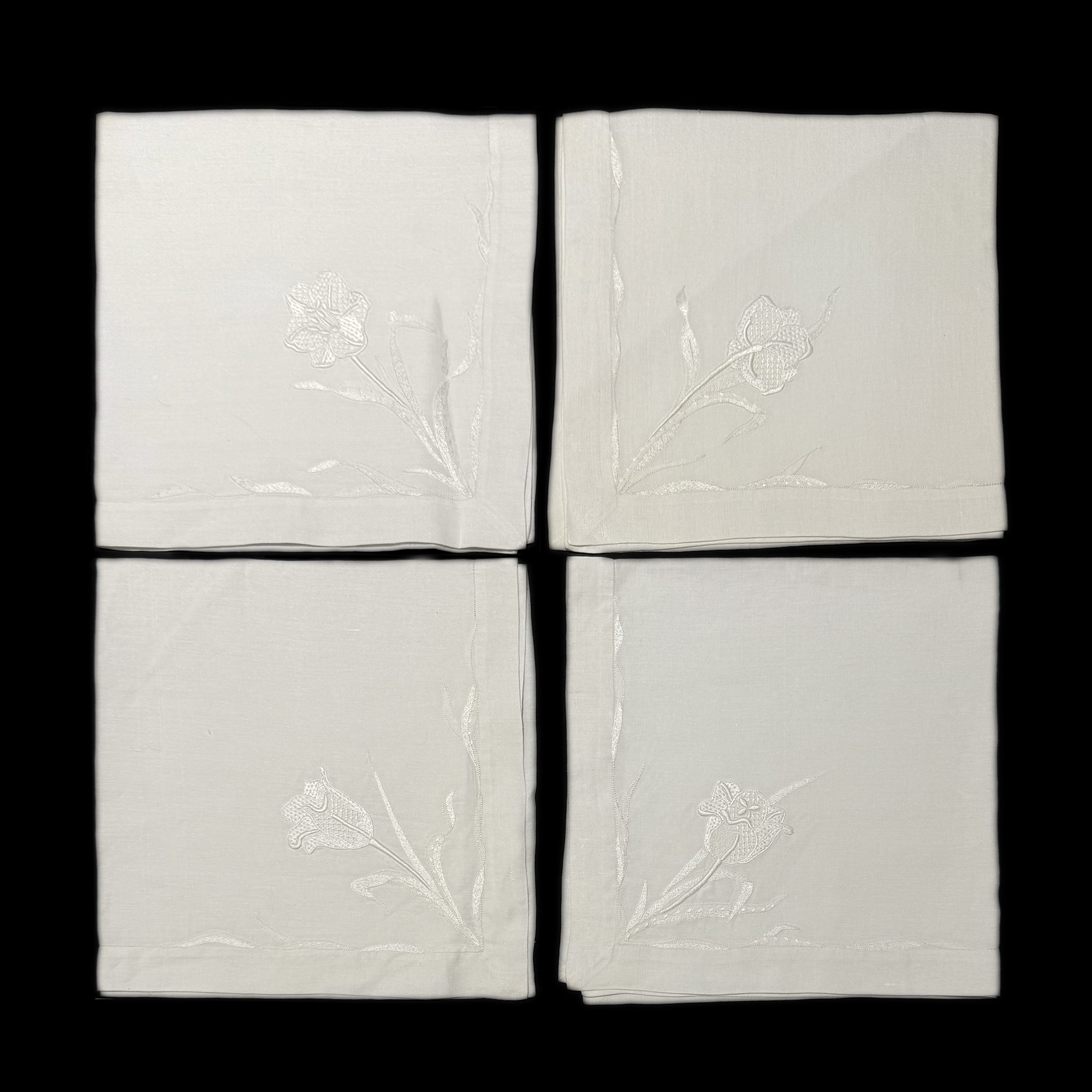 Tovaglia in lino bianco con ricami floreali di gigli e lilium