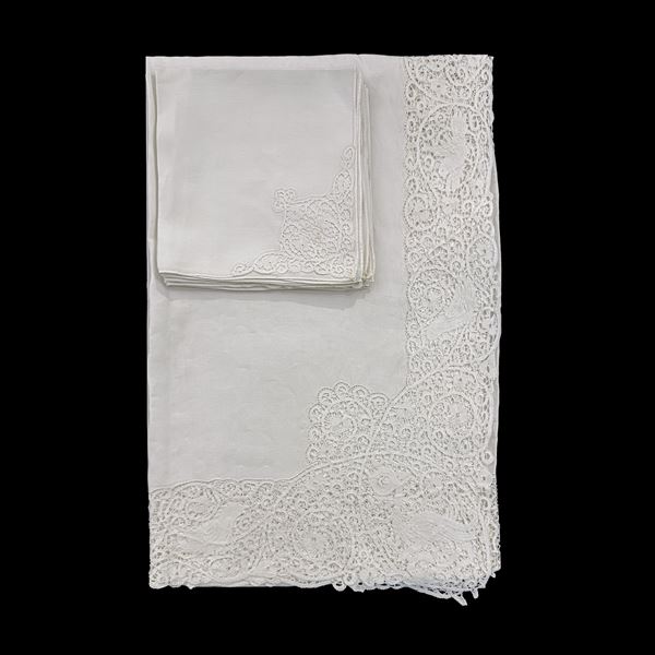 Tovaglia in lino bianco arricchito da applicazioni di pizzo a tombolo con animali