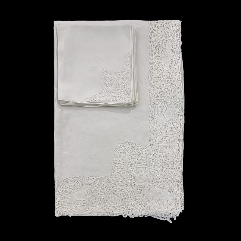 Tovaglia in lino bianco arricchito da applicazioni di pizzo a tombolo con animali