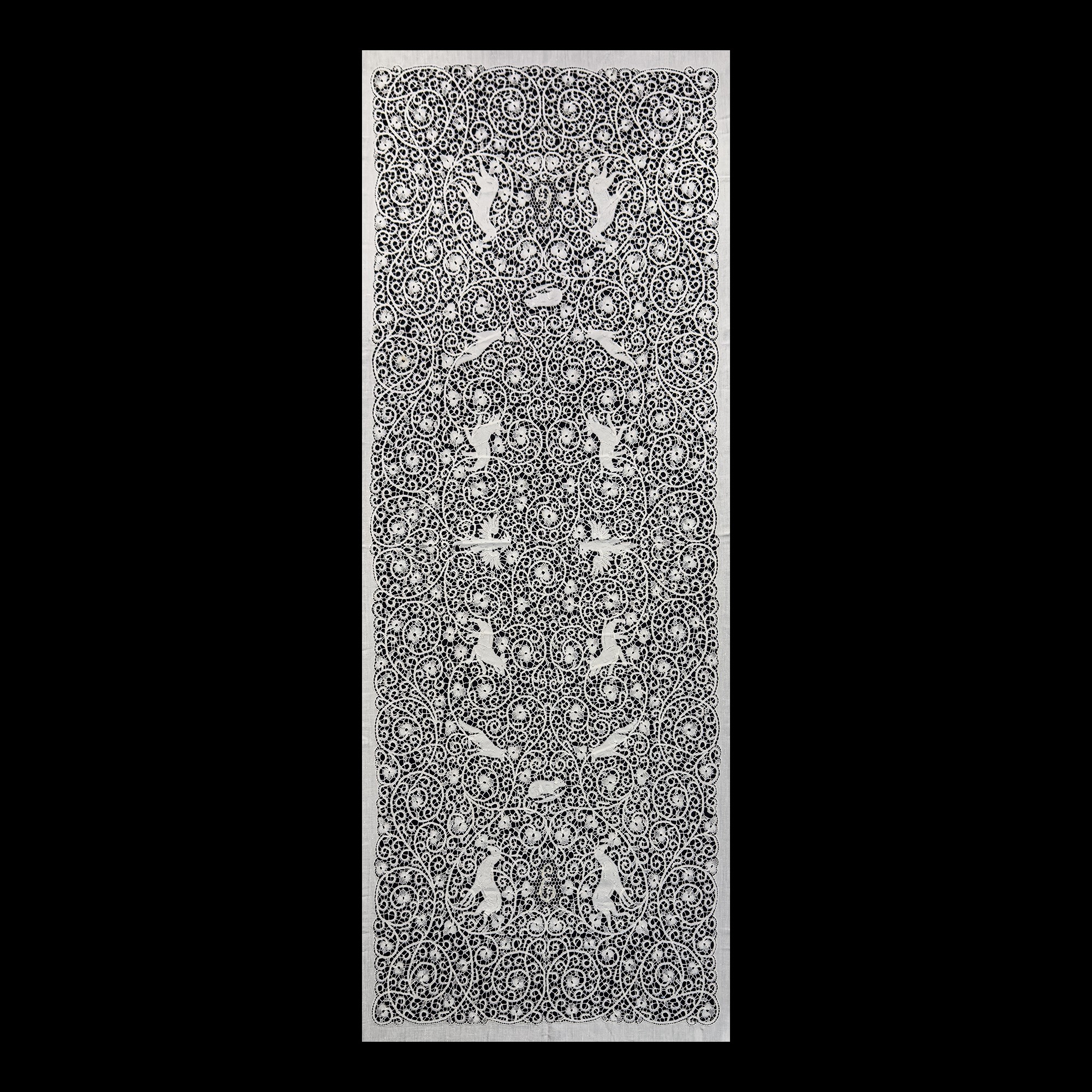 Tovaglia in lino bianco arricchito da applicazioni di pizzo a tombolo con animali