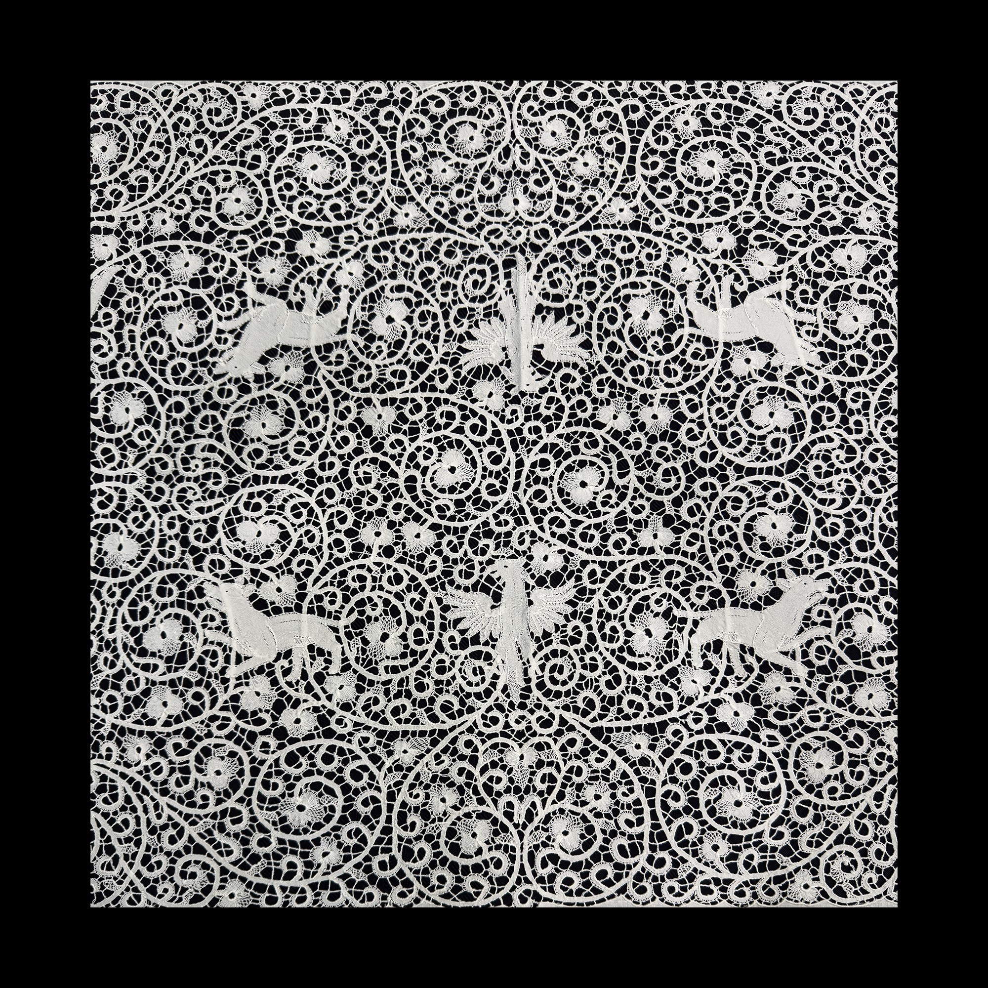 Tovaglia in lino bianco arricchito da applicazioni di pizzo a tombolo con animali