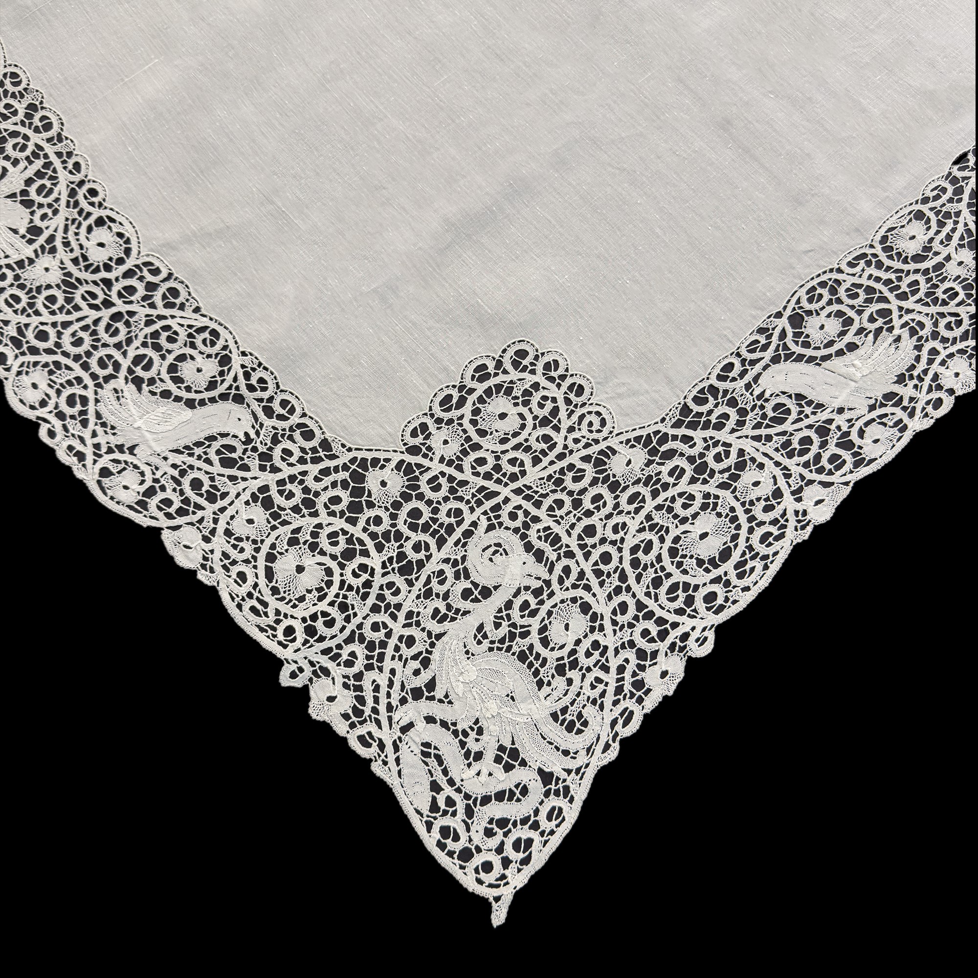 Tovaglia in lino bianco arricchito da applicazioni di pizzo a tombolo con animali