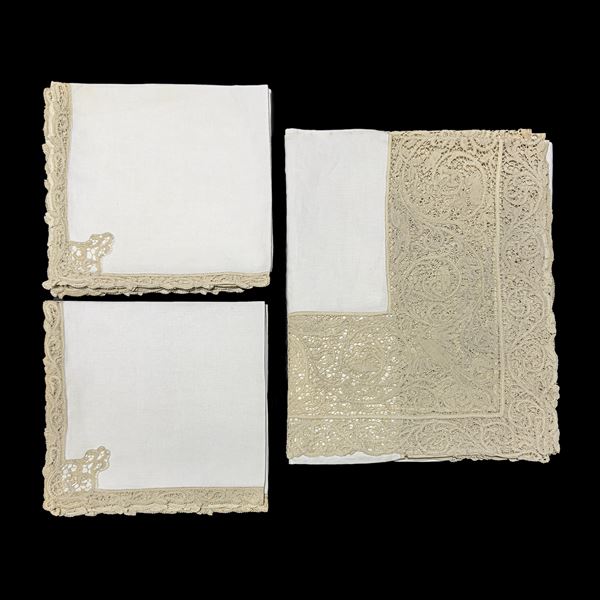 Tovaglia in lino bianco con applicazioni di pizzo ad ago