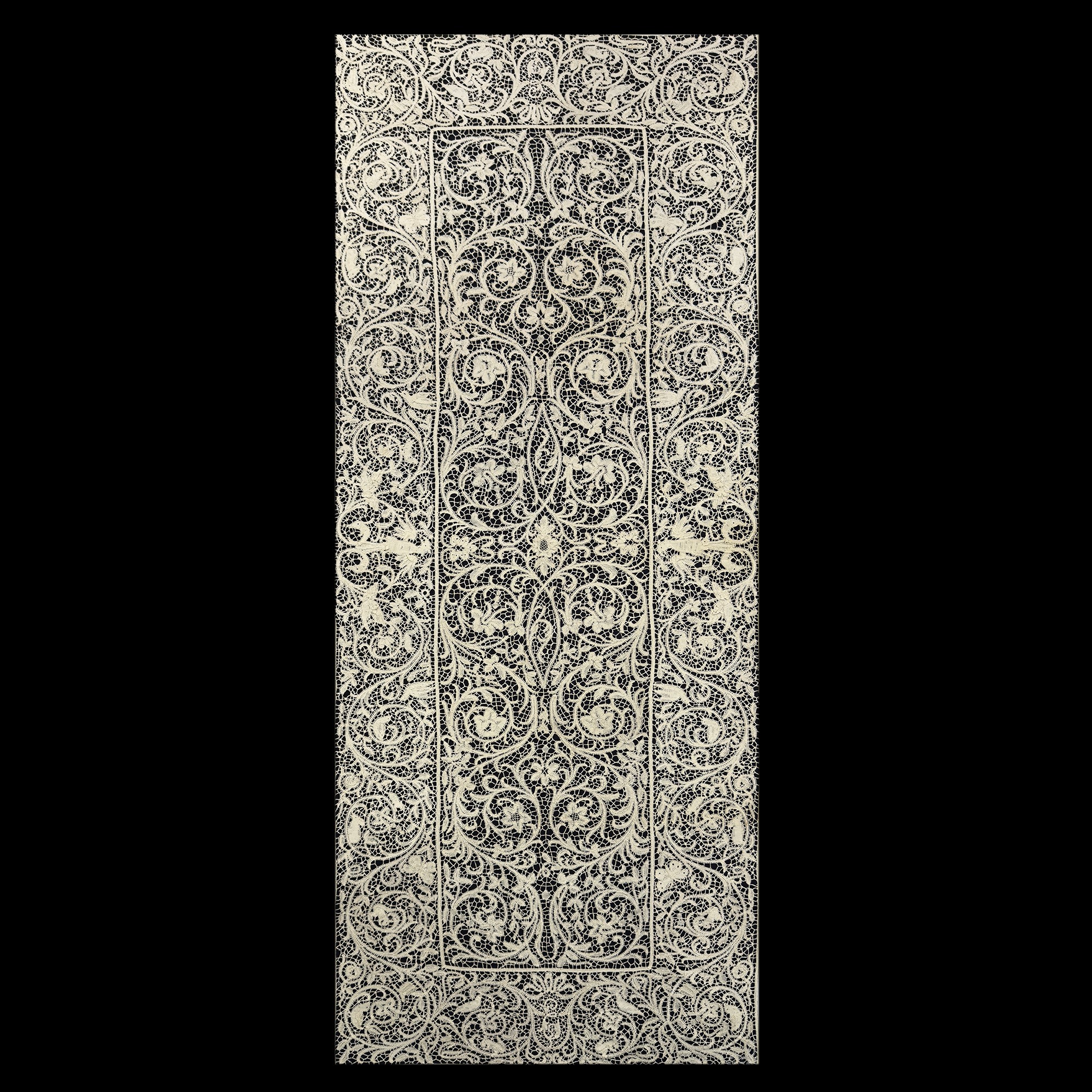 Tovaglia in lino bianco con applicazioni di pizzo ad ago