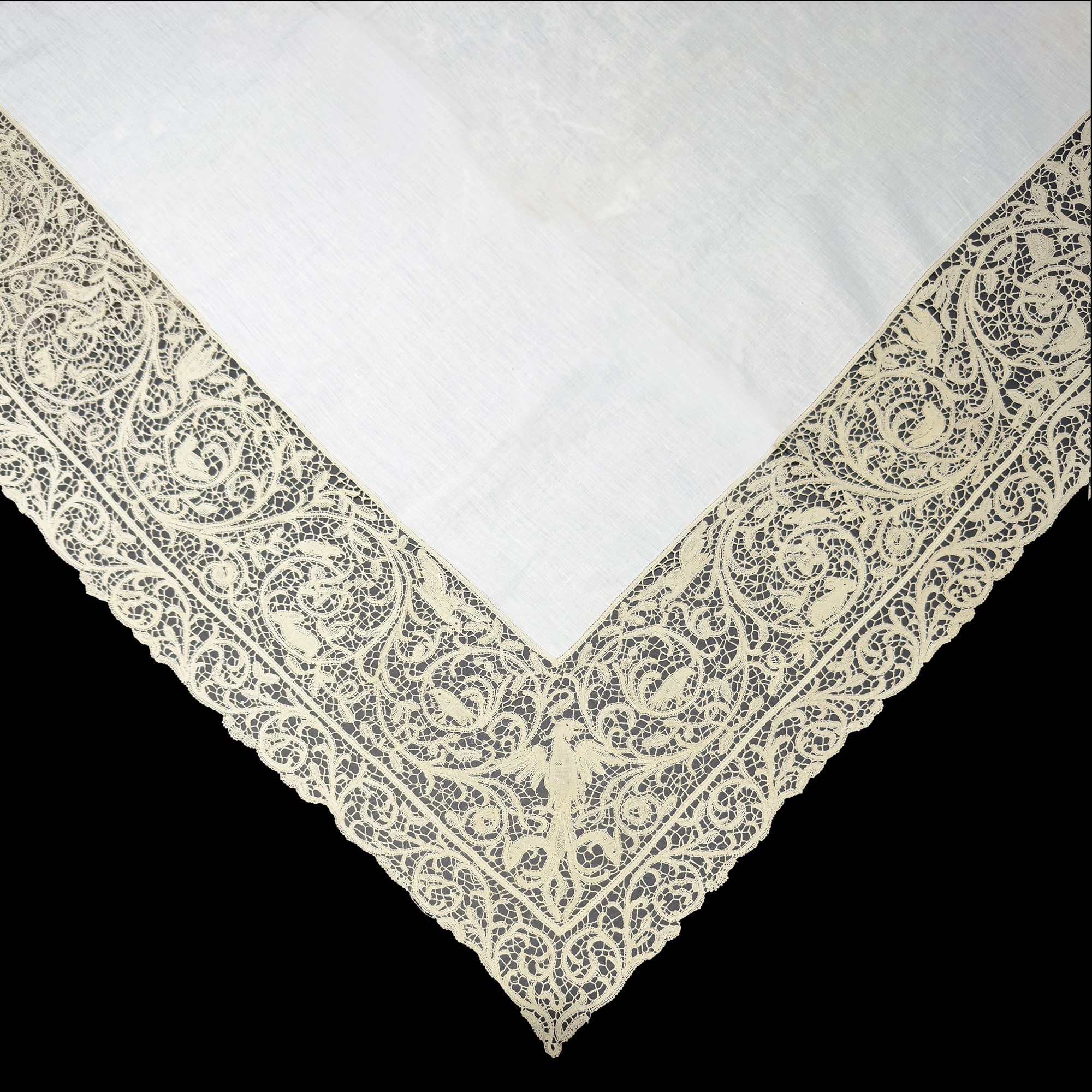 Tovaglia in lino bianco con applicazioni di pizzo ad ago