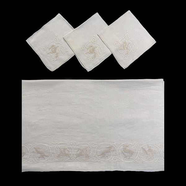 Tovaglia in lino bianco ricamata ad animali fra volute fogliate