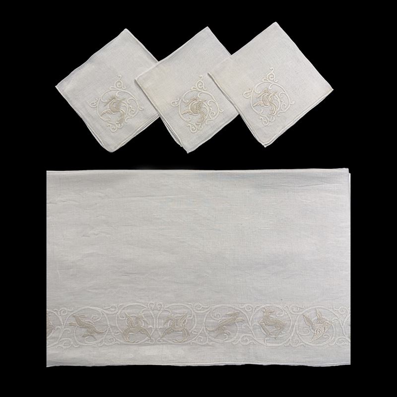 Tovaglia in lino bianco ricamata ad animali fra volute fogliate
