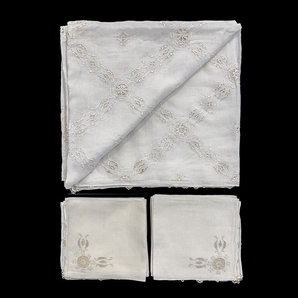 Tovaglia in lino batista interamente ricamata a losanghe fogliate e motivi floreali