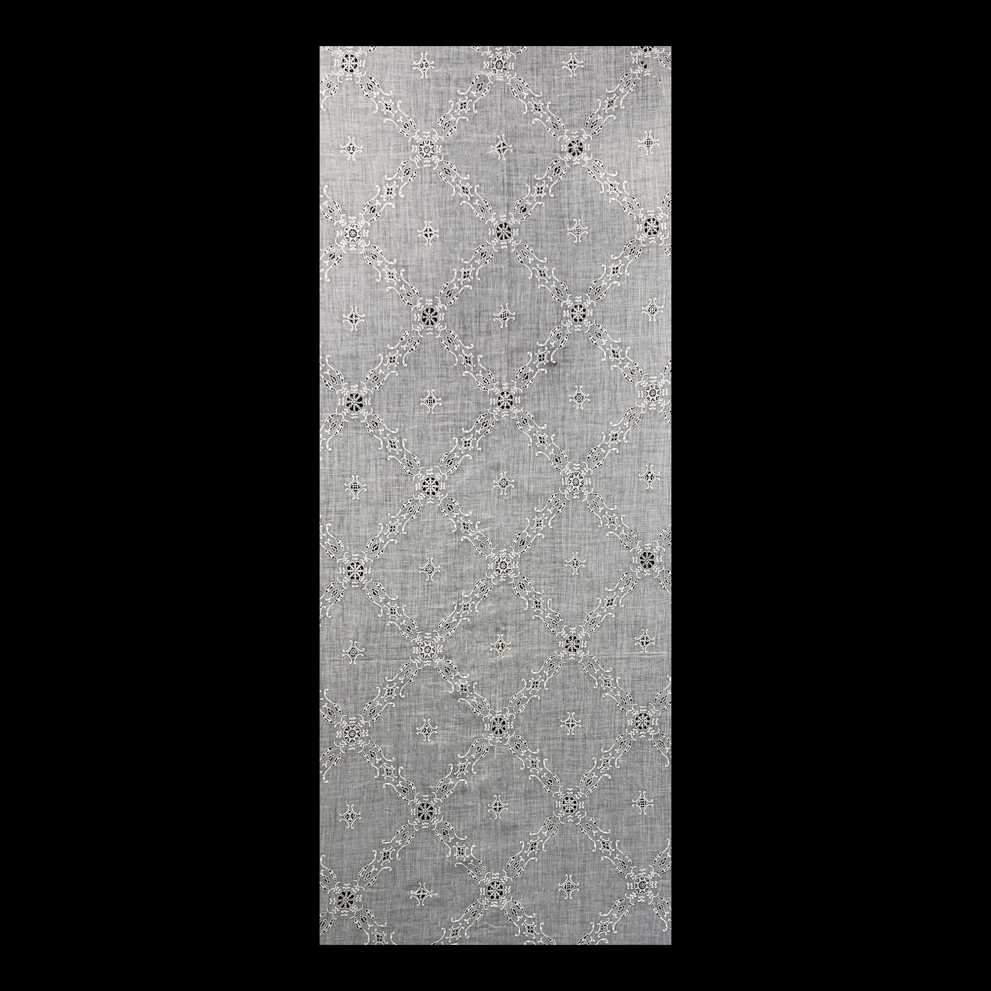 Tovaglia in lino batista interamente ricamata a losanghe fogliate e motivi floreali