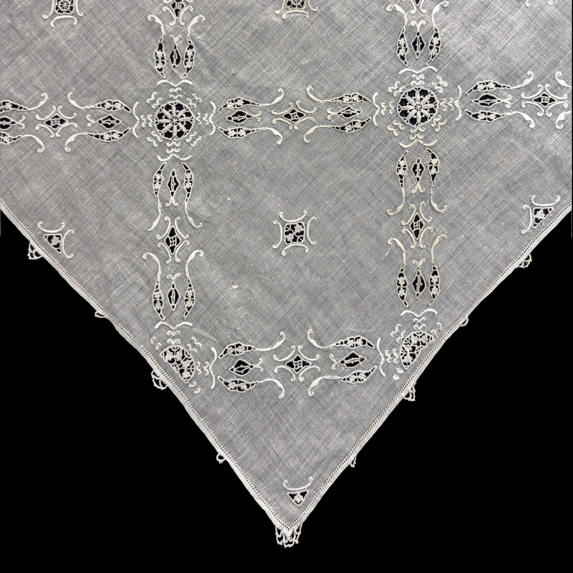 Tovaglia in lino batista interamente ricamata a losanghe fogliate e motivi floreali